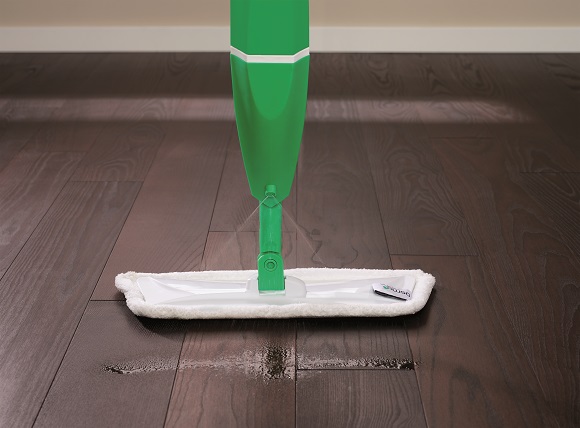 floor-cleaning-with-osmo-spray-mop