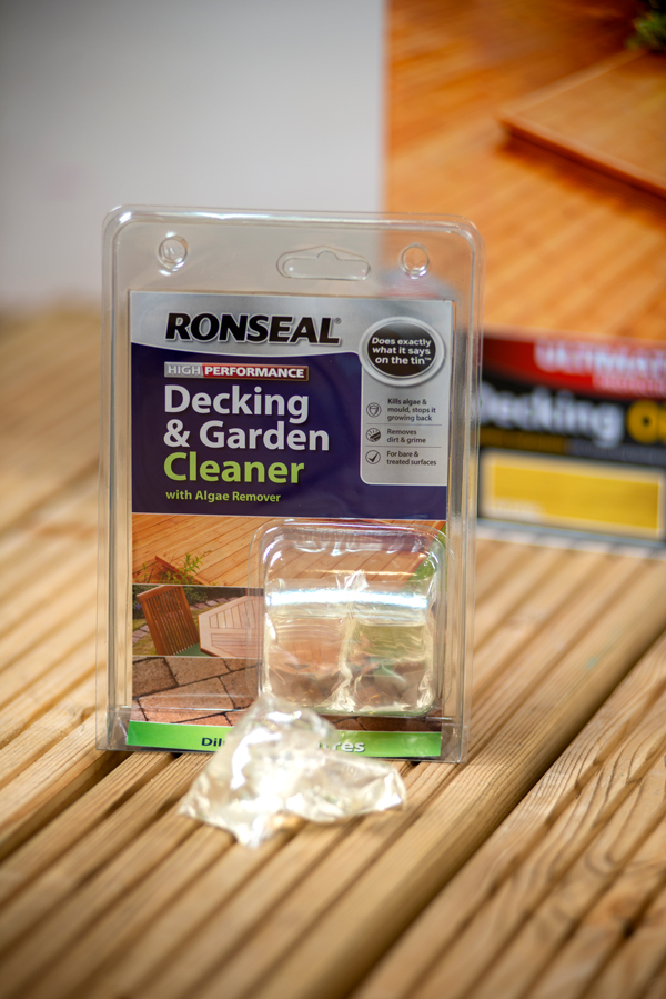 Ronseal Decking Cleaner for cleaning and removing mould and algae from wooden decking
