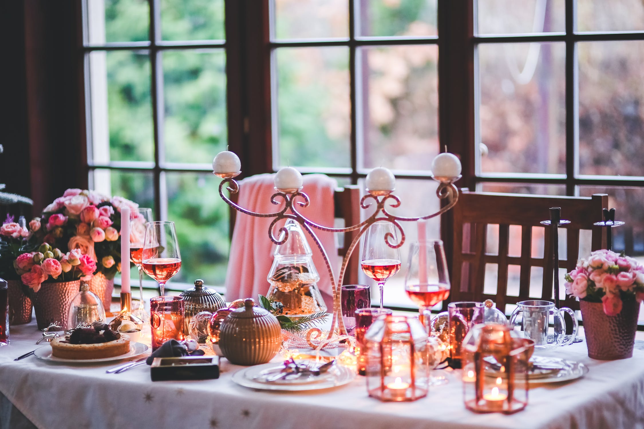 decorative-christmas-table
