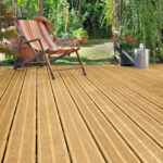 chaise longue dans jardin avec terrasse en bois