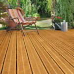 chaise longue dans jardin avec terrasse en bois
